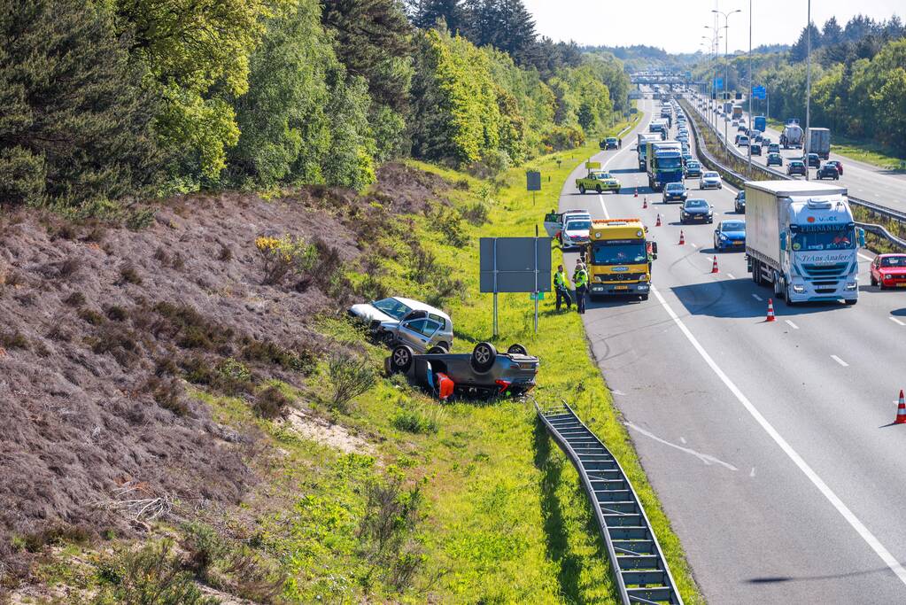 Auto over de kop na aanrijding
