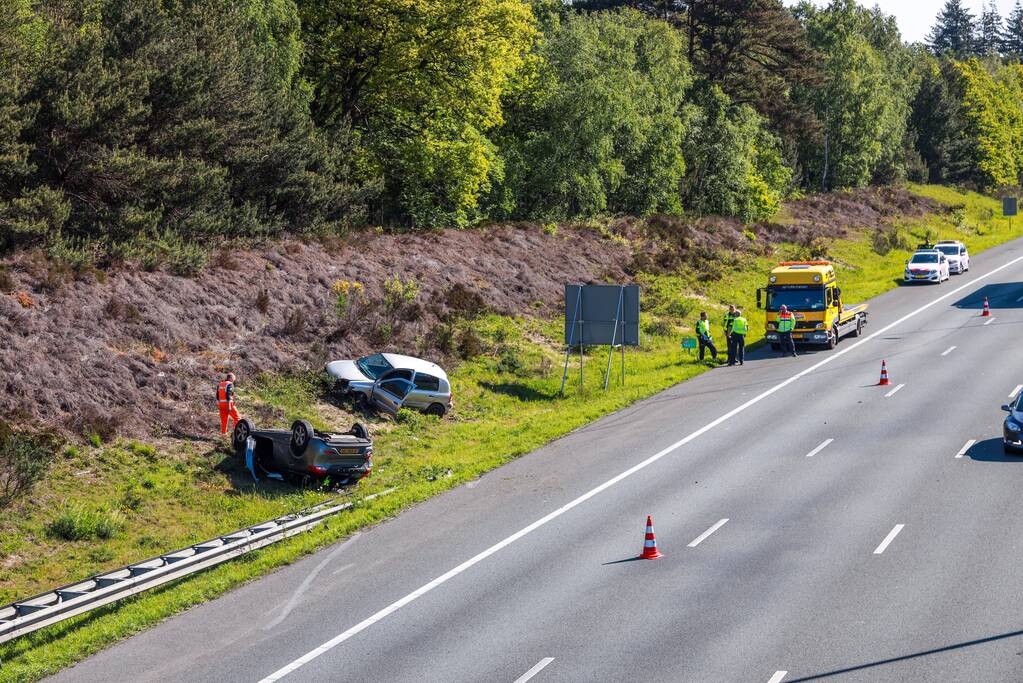 Auto over de kop na aanrijding