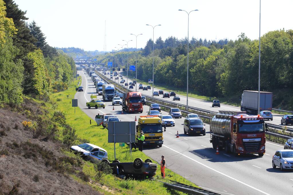 Auto over de kop na aanrijding