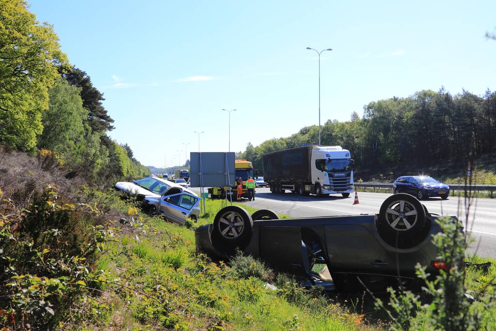 Auto over de kop na aanrijding