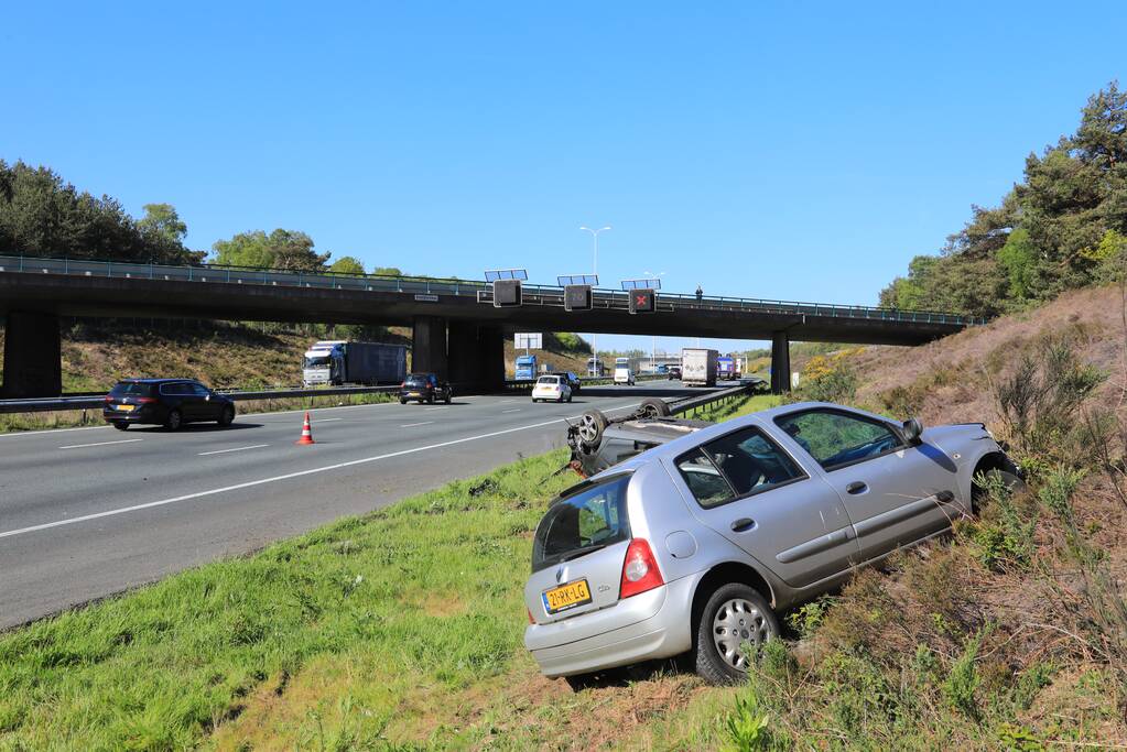 Auto over de kop na aanrijding