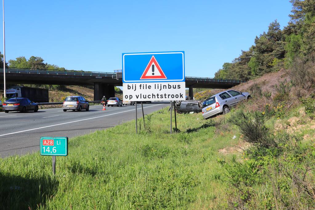 Auto over de kop na aanrijding