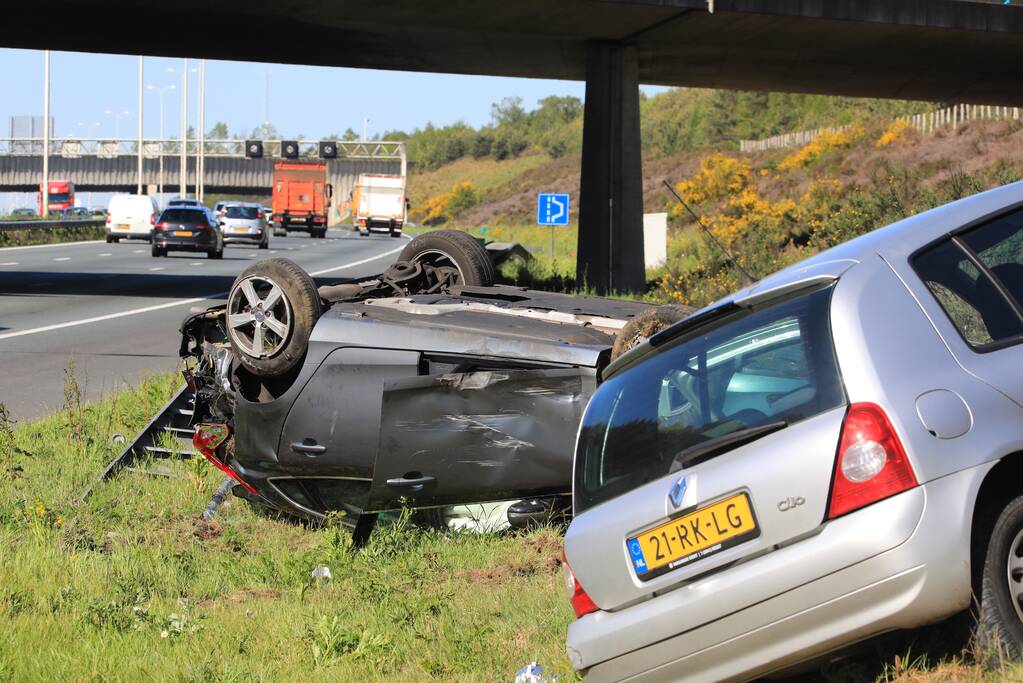 Auto over de kop na aanrijding