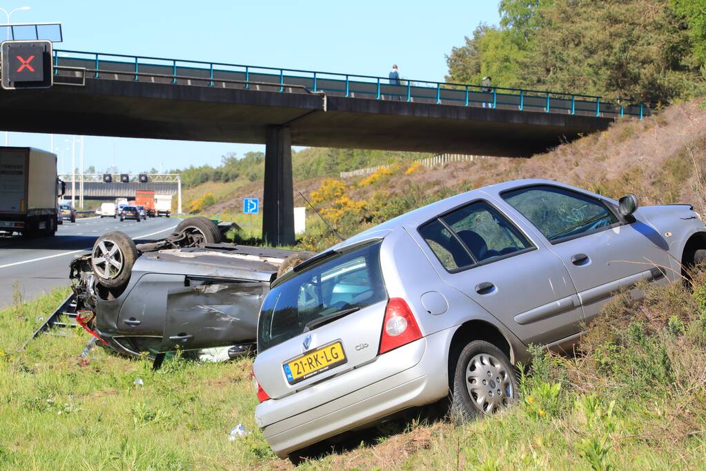 Auto over de kop na aanrijding