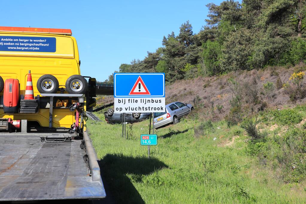 Auto over de kop na aanrijding