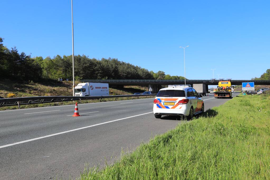 Auto over de kop na aanrijding