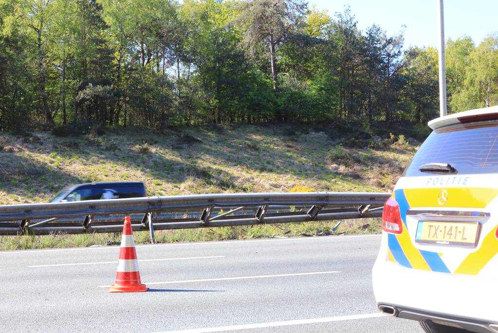 Auto over de kop na aanrijding