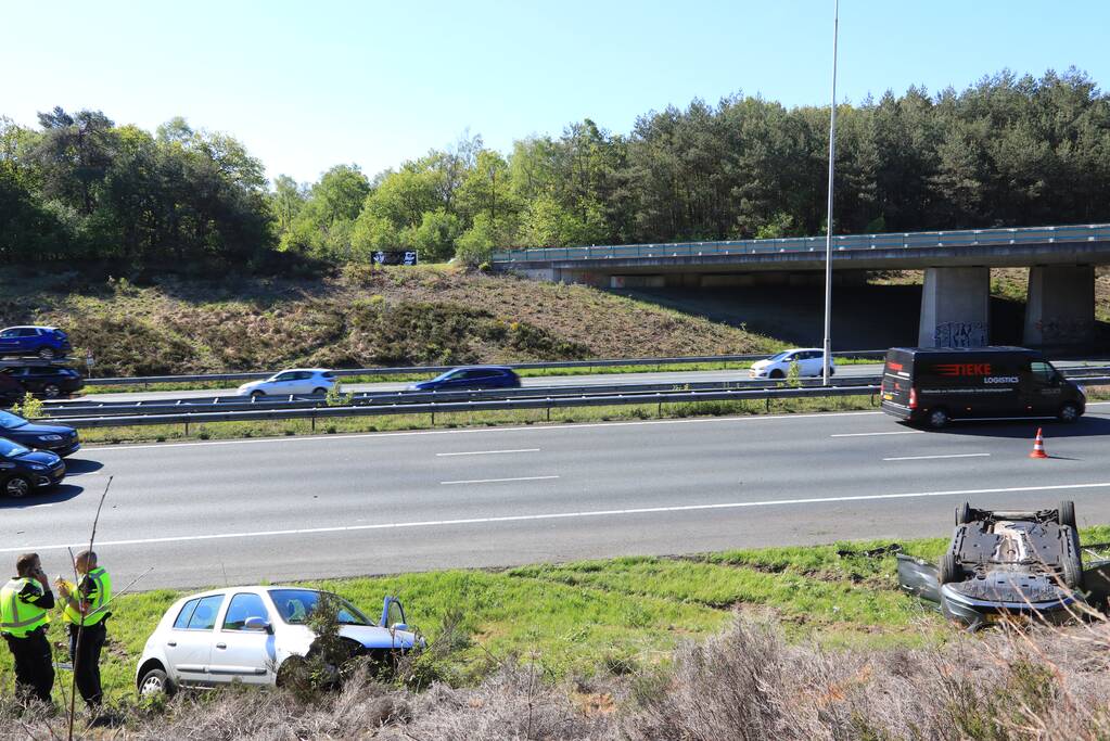 Auto over de kop na aanrijding