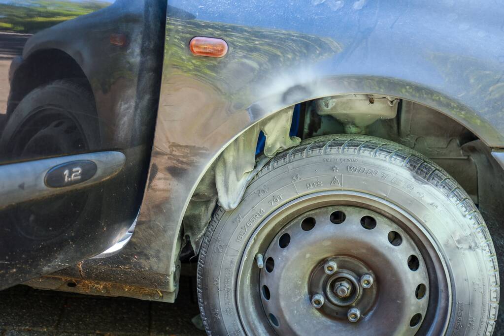 Automobilist blust eigen auto in vlammen