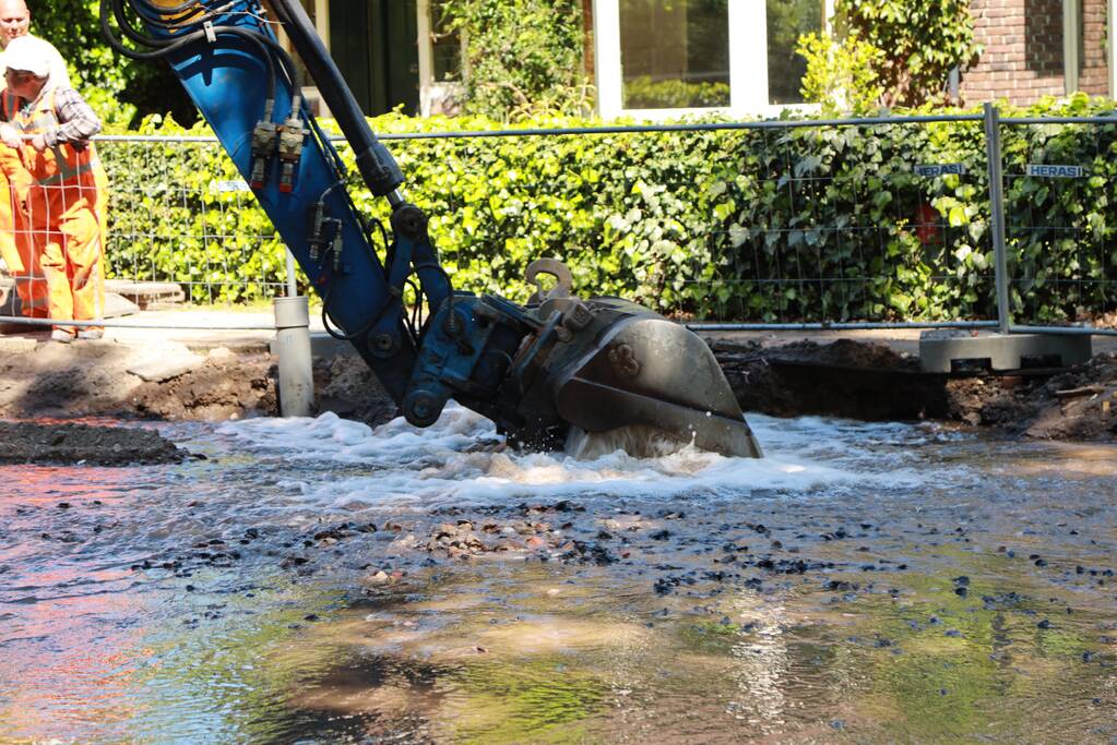 Waterleiding gesprongen door graafwerkzaamheden