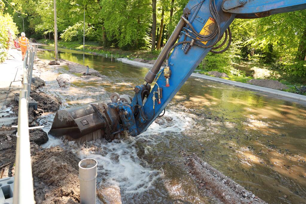 Waterleiding gesprongen door graafwerkzaamheden
