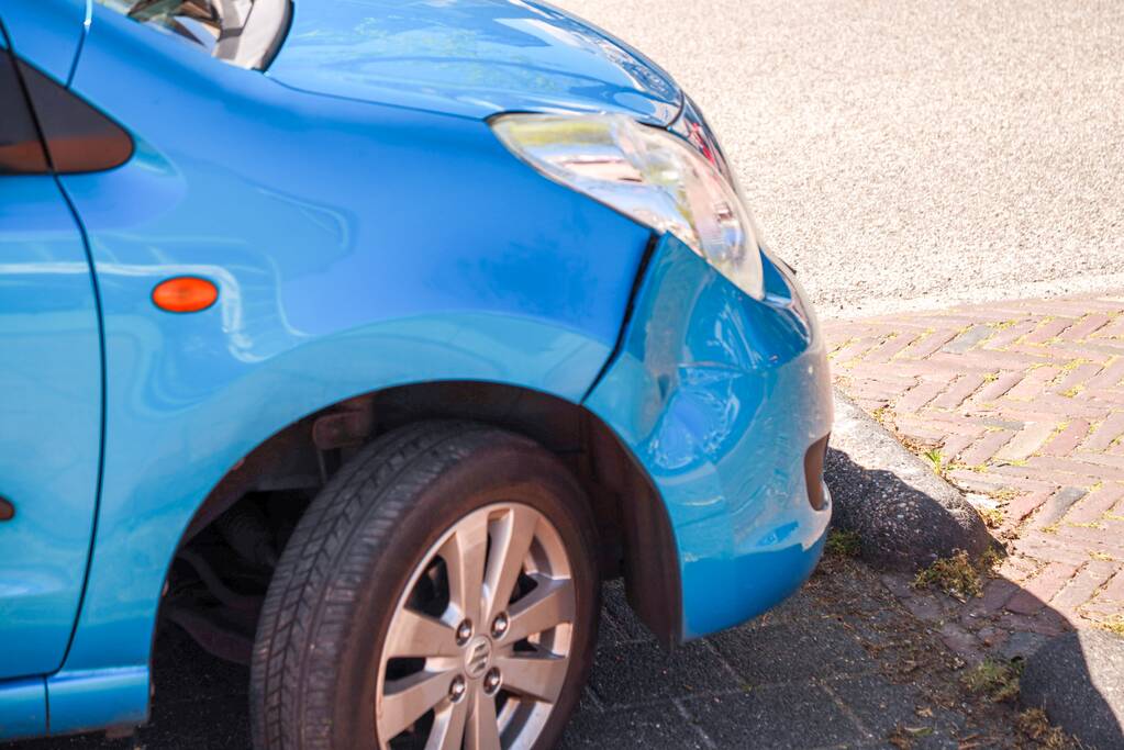 Jonge fietsster gewond na botsing met auto
