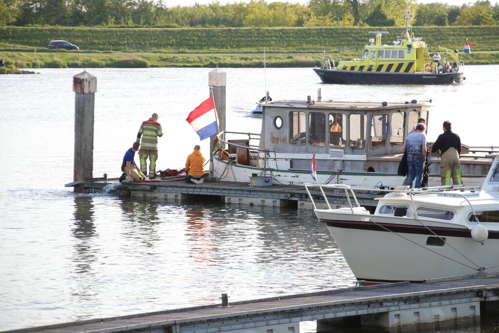 Boot zinkt, brandweer schiet te hulp