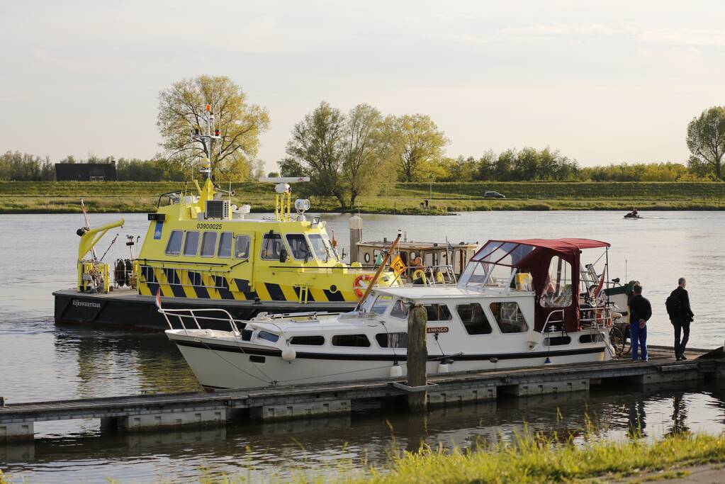 Boot zinkt, brandweer schiet te hulp