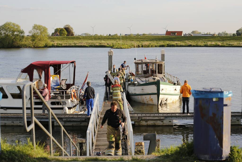 Boot zinkt, brandweer schiet te hulp