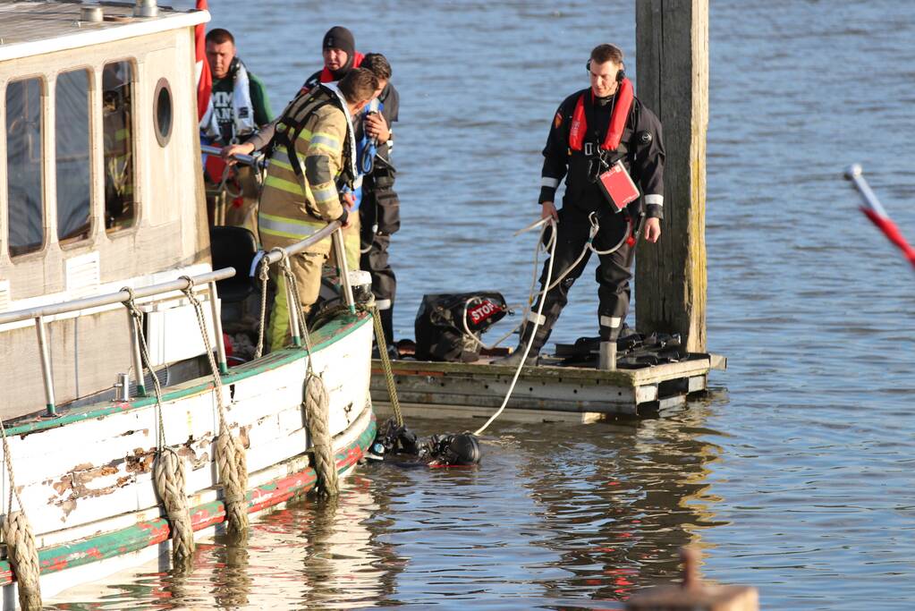 Boot zinkt, brandweer schiet te hulp