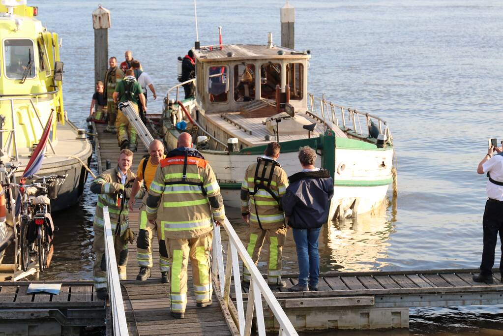 Boot zinkt, brandweer schiet te hulp