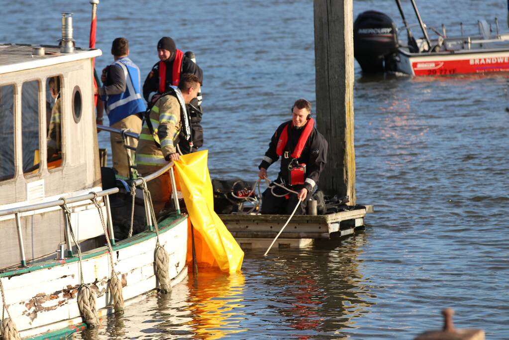 Boot zinkt, brandweer schiet te hulp