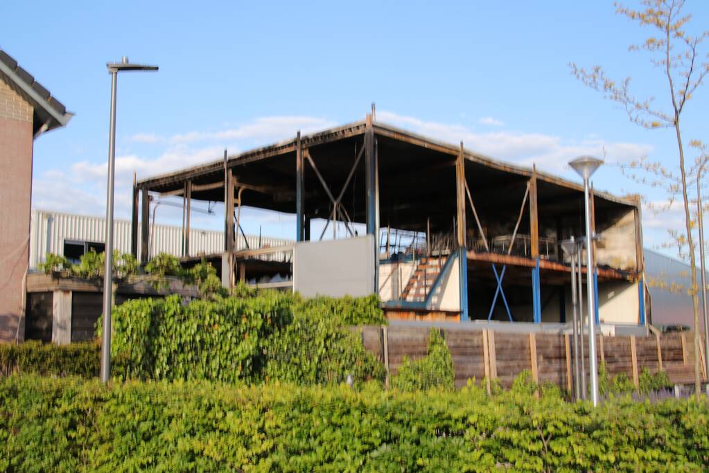 Loods verwoest door brand