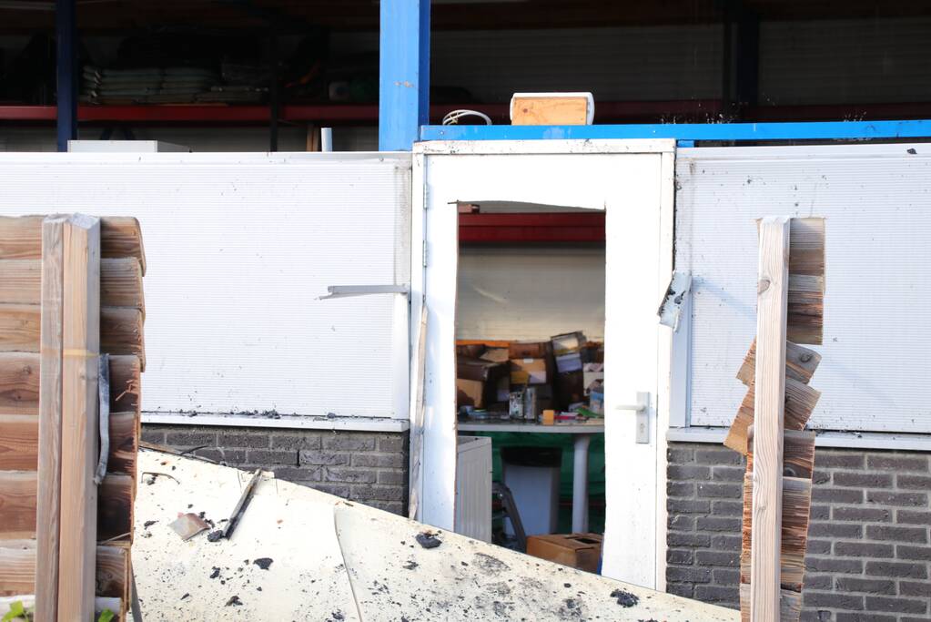 Loods verwoest door brand