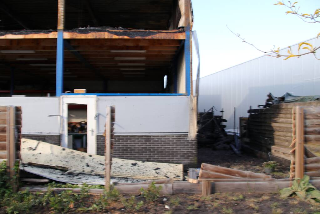 Loods verwoest door brand