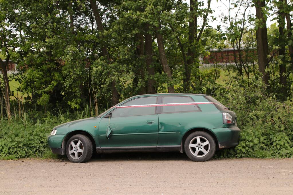 Buitenlandse sloopauto gedumpt op carpoolplaats