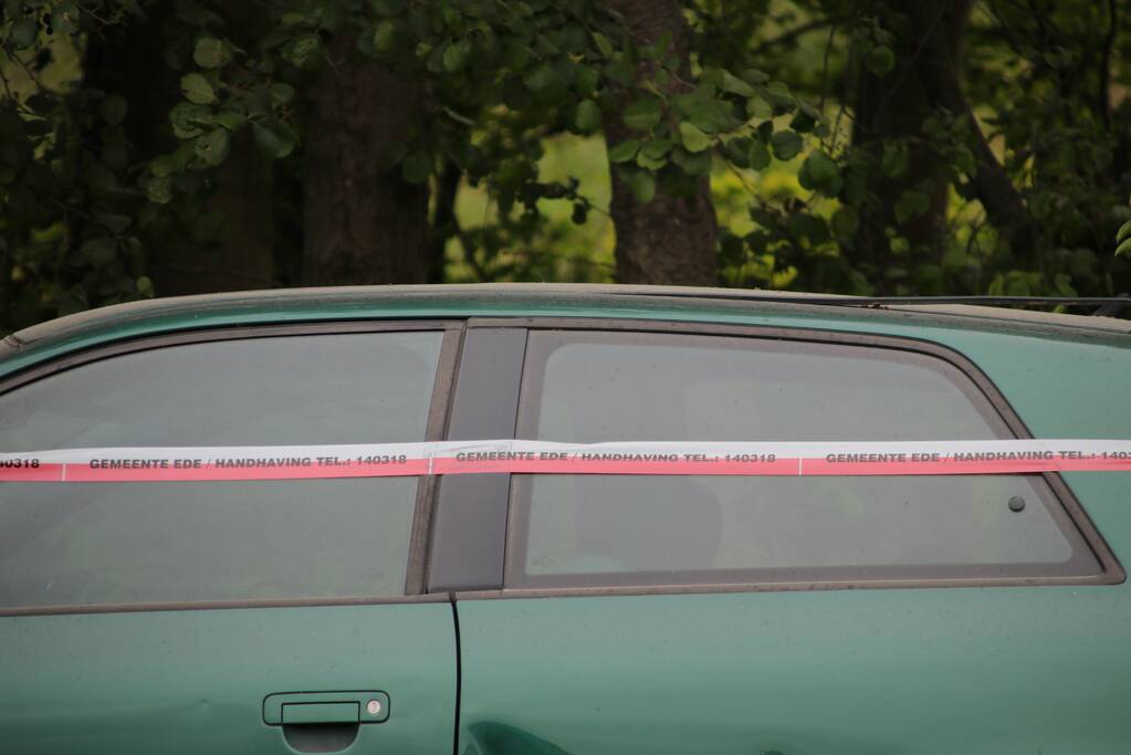 Buitenlandse sloopauto gedumpt op carpoolplaats