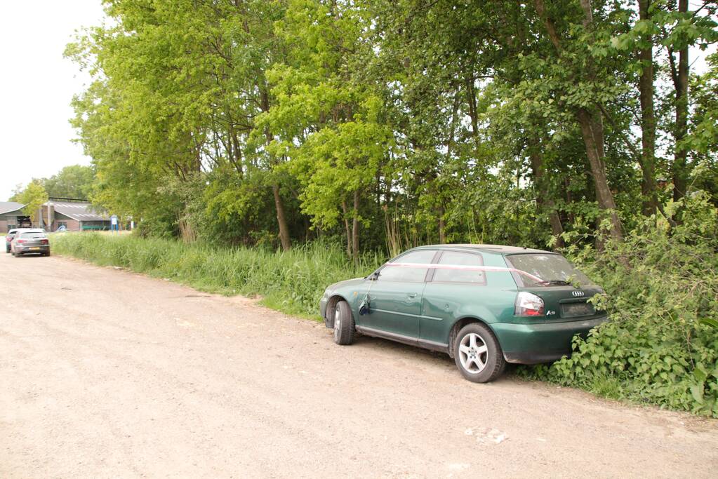 Buitenlandse sloopauto gedumpt op carpoolplaats