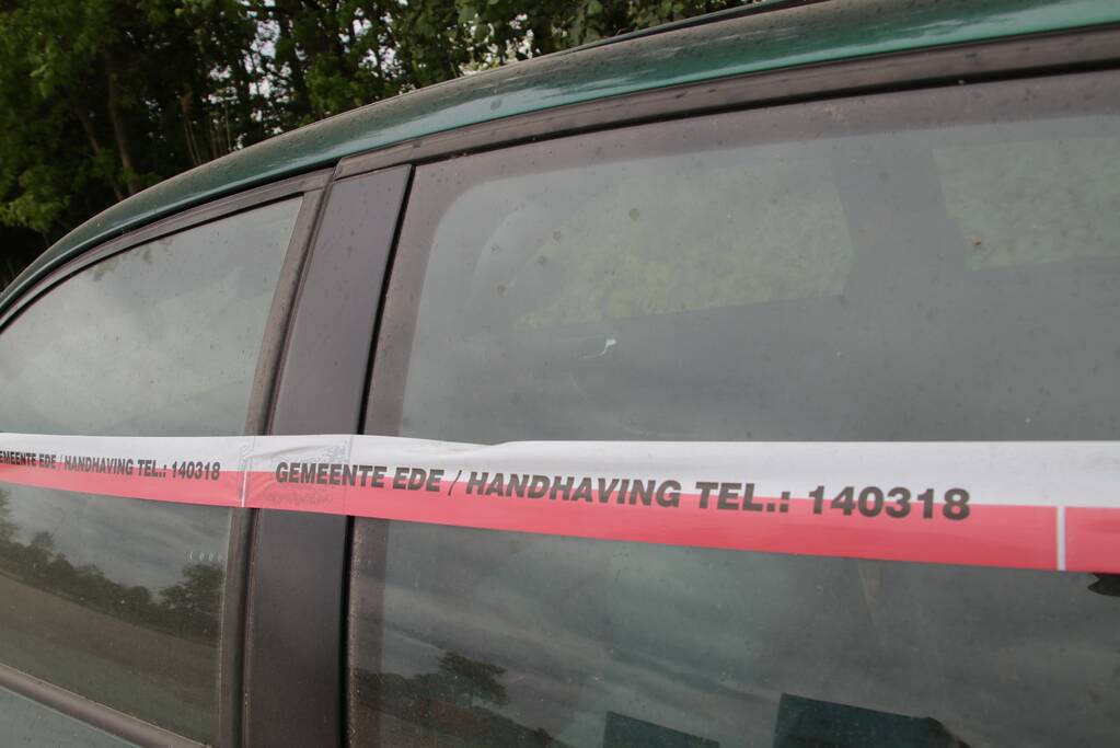 Buitenlandse sloopauto gedumpt op carpoolplaats