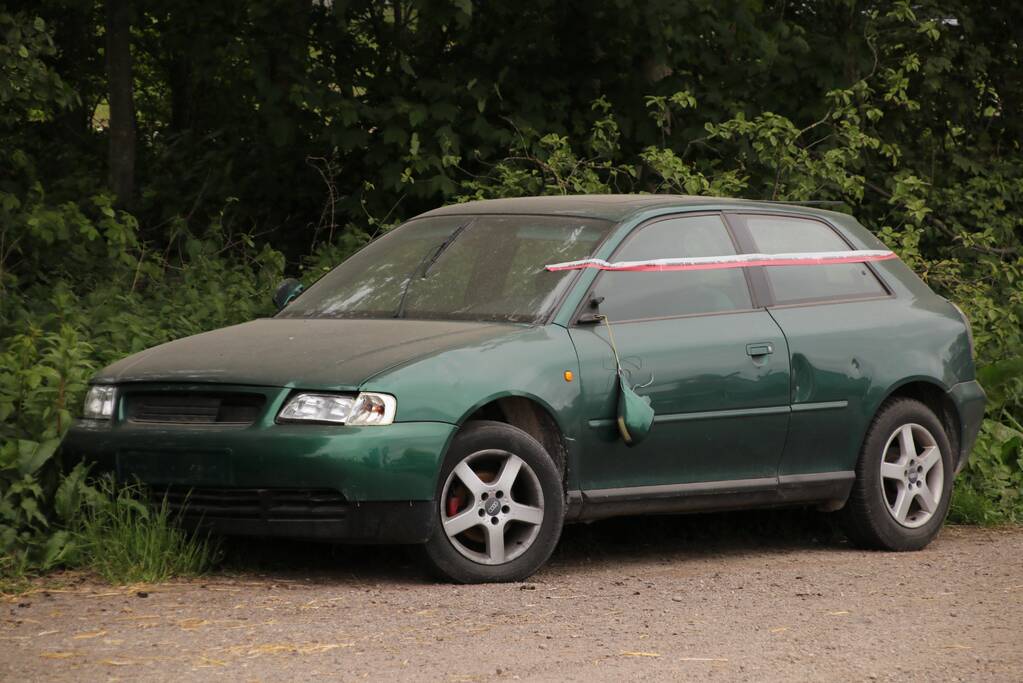 Buitenlandse sloopauto gedumpt op carpoolplaats