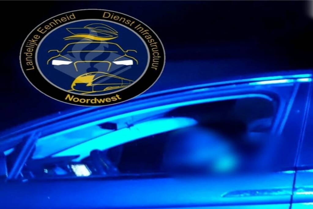 Slapende bestuurder in zelfrijdende Tesla gewekt door politie, A27