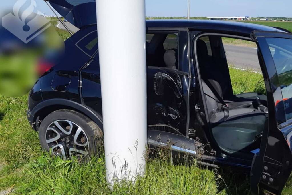 Auto met gestolen kentekenplaten knalt op paal, A4