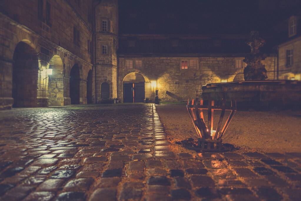 Diverse ambachtslieden op middeleeuws erf De Bergkamp