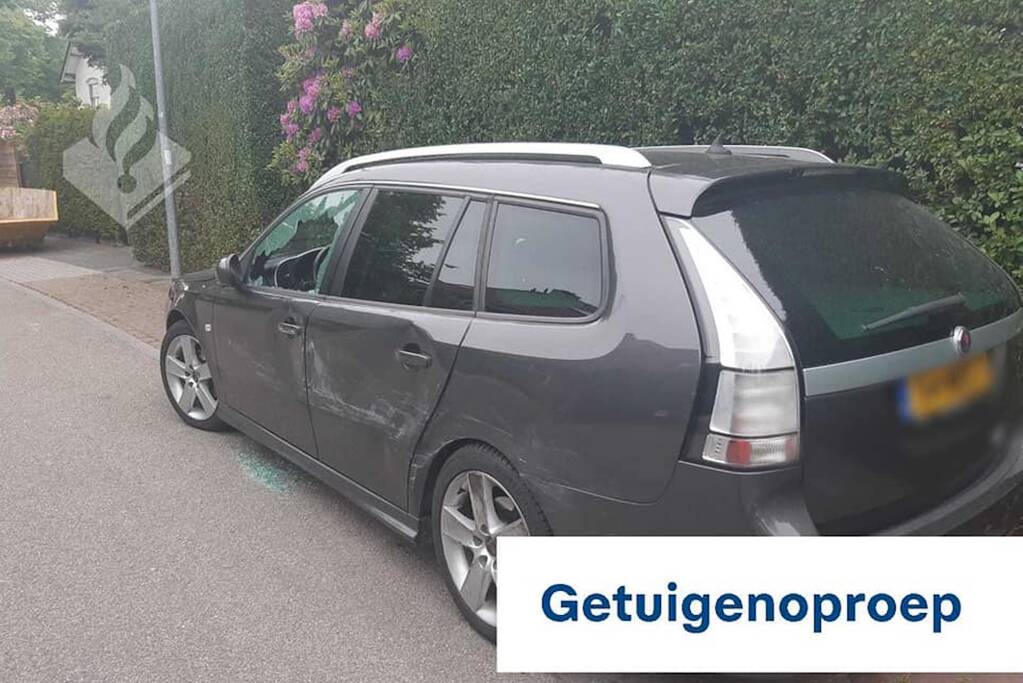 Blauwe Skoda rijdt door na ongeval