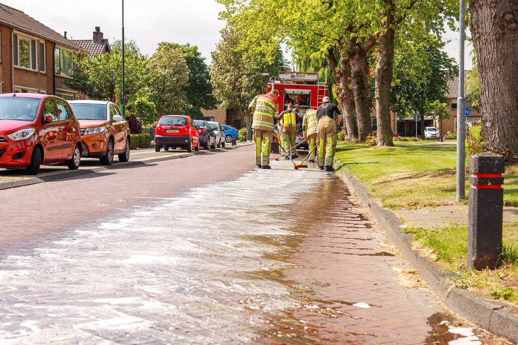 Meterslang oliespoor zorgt voor spekglad wegdek