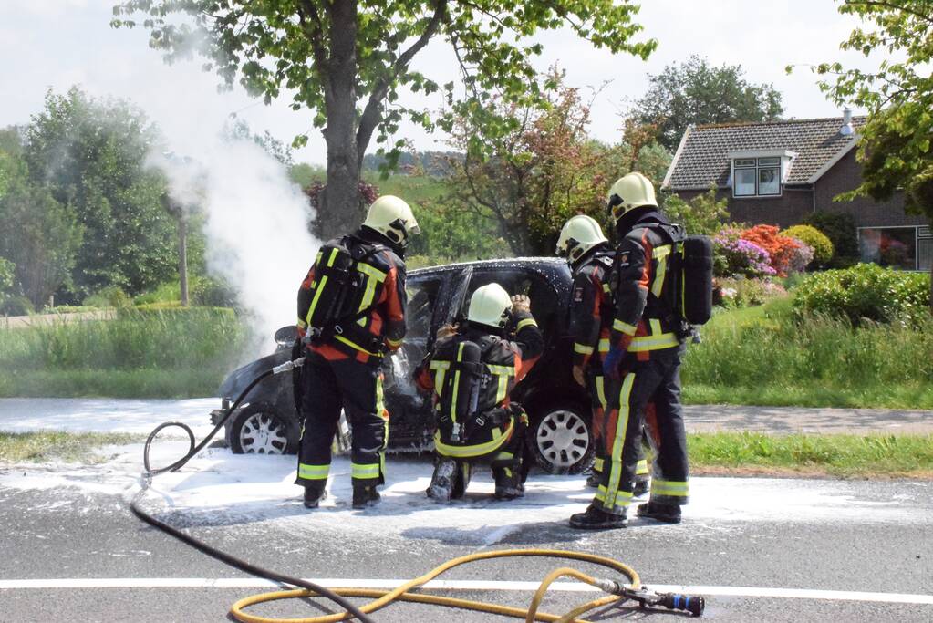 Auto vliegt in brand bij botsing met bestelbus