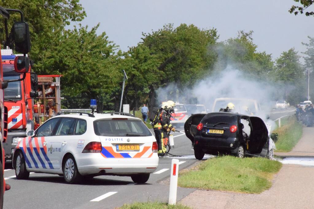 Auto vliegt in brand bij botsing met bestelbus
