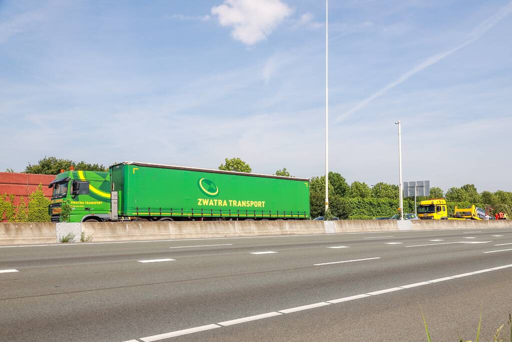 Flinke schade bij ongeval met vrachtwagen