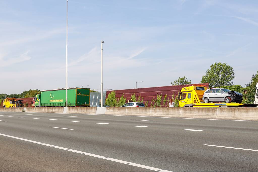 Flinke schade bij ongeval met vrachtwagen