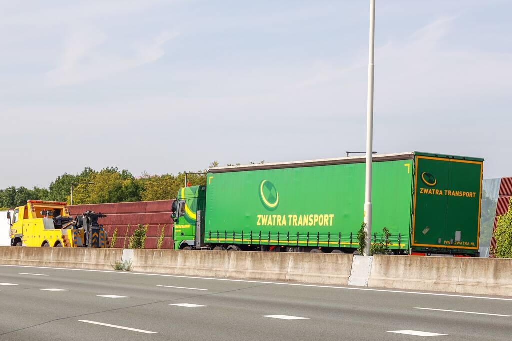 Flinke schade bij ongeval met vrachtwagen