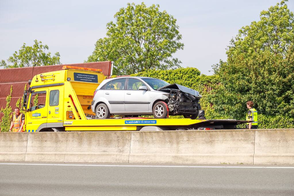 Flinke schade bij ongeval met vrachtwagen