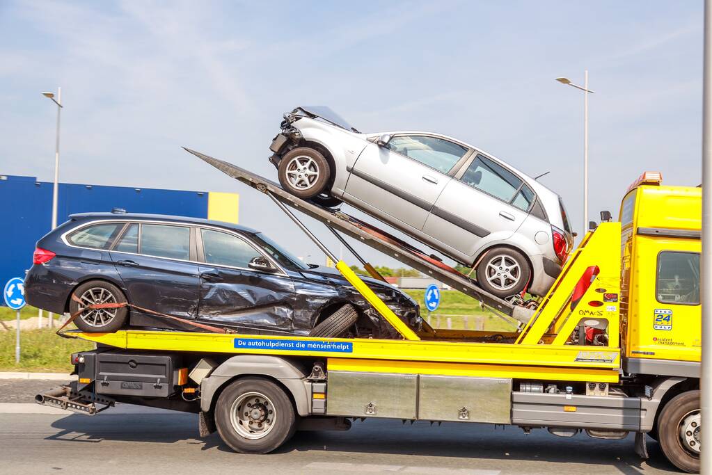 Flinke schade bij ongeval met vrachtwagen