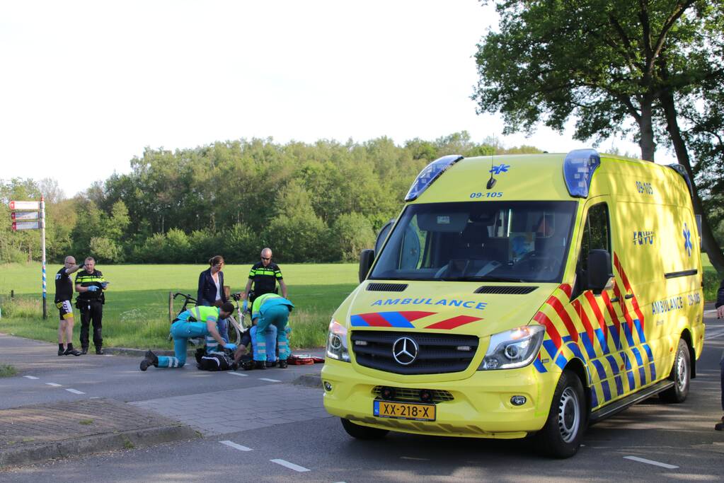 Wielrenner geschept door auto