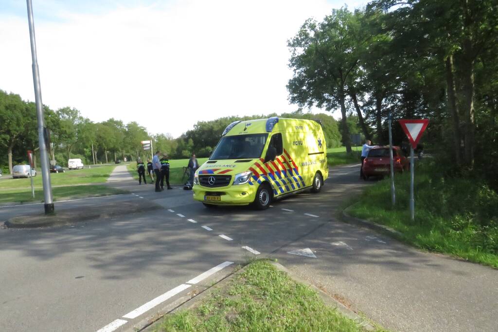 Wielrenner geschept door auto