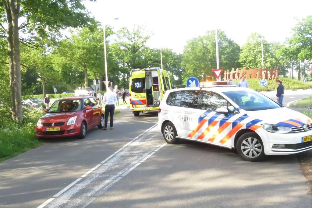 Wielrenner geschept door auto