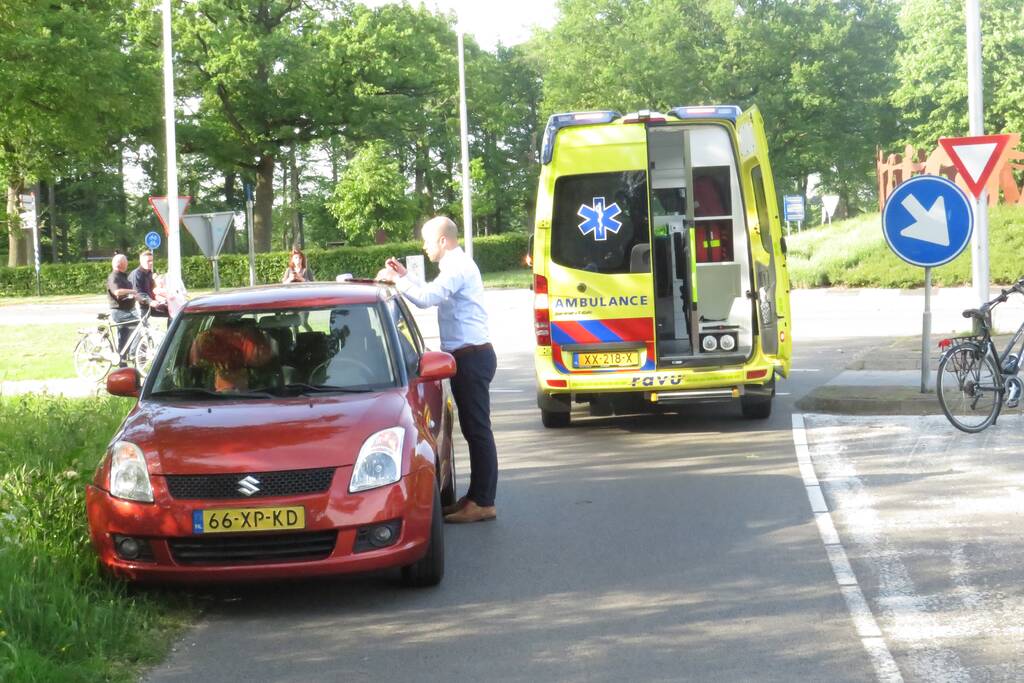 Wielrenner geschept door auto