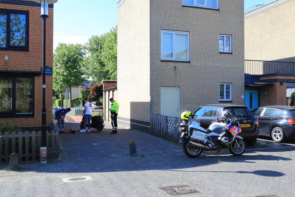 Scooterrijder knalt op paaltje