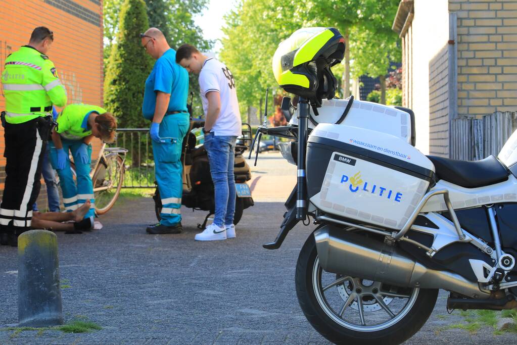 Scooterrijder knalt op paaltje