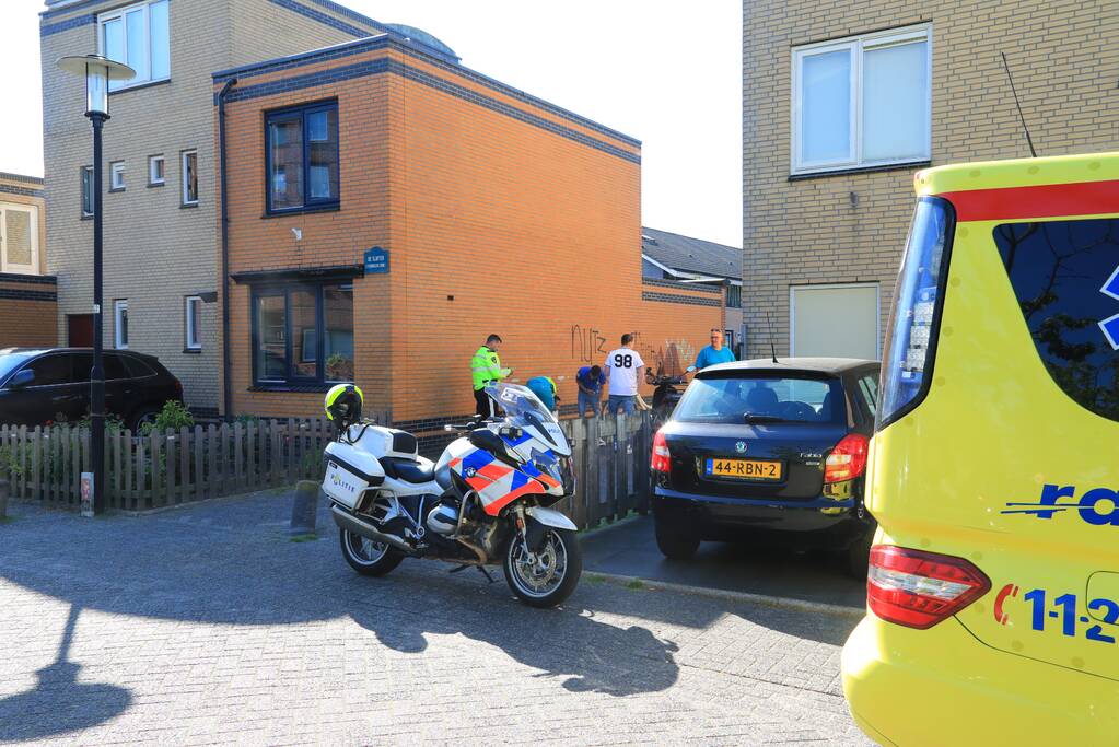 Scooterrijder knalt op paaltje