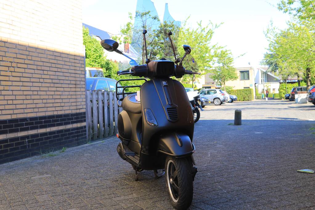 Scooterrijder knalt op paaltje